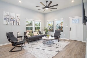 独立别墅 (4 Bedrooms) | 起居区 | 50-英寸电视（配备数码频道）