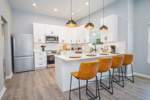 Maison (4 Bedrooms) | Cuisine privée | Micro-ondes, four, plaque de cuisson, lave-vaisselle