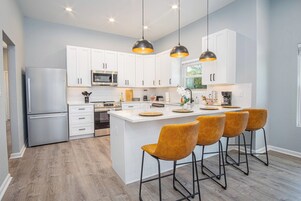 独立别墅 (4 Bedrooms) | 私人厨房 | 微波炉、烤箱、炉灶、洗碗机