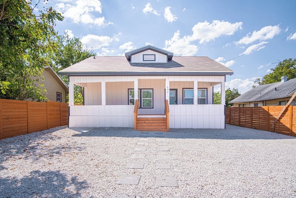Inviting 4br/2ba Near Downtown & Riverwalk - San Antonio, TX
