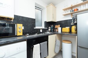 Fridge, microwave, oven, stovetop - Rabbit Hutch | One Bedroom Home in the heart of Southsea | Parking & Netflix  (Portsmouth)