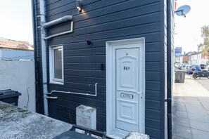 Exterior detail - Rabbit Hutch | One Bedroom Home in the heart of Southsea | Parking & Netflix  (Portsmouth)