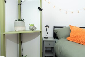 1 bedroom, desk, iron/ironing board, free WiFi - Rabbit Hutch | One Bedroom Home in the heart of Southsea | Parking & Netflix  (Portsmouth)