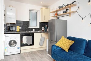 Fridge, microwave, oven, stovetop - Rabbit Hutch | One Bedroom Home in the heart of Southsea | Parking & Netflix  (Portsmouth)