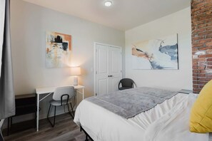 2 habitaciones, tabla de planchar con plancha y cuna de viaje 