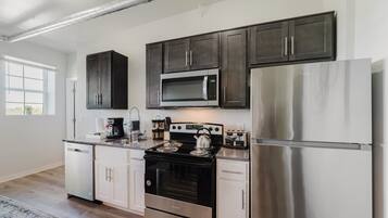 Coffee/tea maker, fridge, microwave, oven