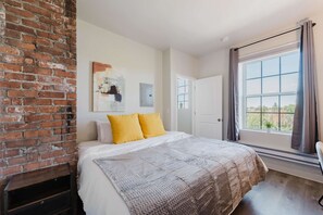 2 habitaciones, tabla de planchar con plancha y cuna de viaje