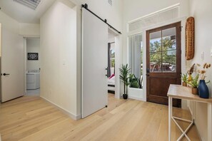 4 bedrooms, free WiFi - Custom Home Near Lake Travis w/Pool, Hot tub, fire pit, grill, games room and putting area (Spicewood)