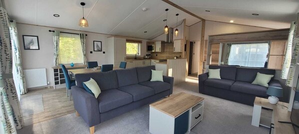 Smart TV - Escape to the English Riviera: Luxury Lodge at Hoburne Devon Bay (Paignton)