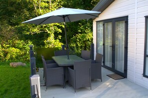 Outdoor dining - Escape to the English Riviera: Luxury Lodge at Hoburne Devon Bay (Paignton)