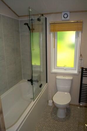 Shower, hair dryer, towels, toilet paper - Escape to the English Riviera: Luxury Lodge at Hoburne Devon Bay (Paignton)