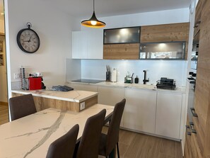 Réfrigérateur, micro-ondes, four, plaque de cuisson