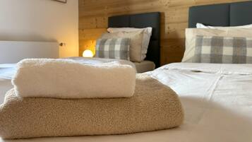 3 bedrooms, desk, iron/ironing board, travel cot