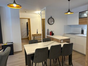 Dining - Cristaux Alpine Living | Brand-New 4★ Ski-in/Ski-out, 70m², sleeps 6p., balcony (Le Grand-Bornand)