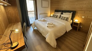 3 soverom, skrivebord, strykejern/-brett og reiseseng for barn