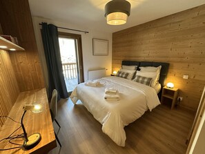 3 quartos, escrivaninha, ferros/tábuas de passar roupa, berço de viagem