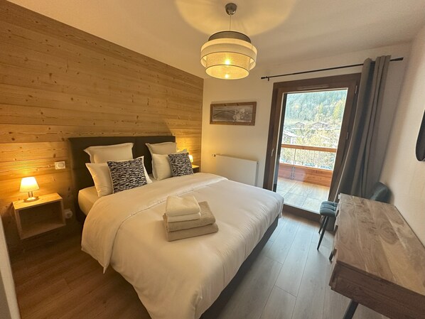 3 bedrooms, desk, iron/ironing board, travel crib