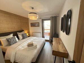 3 chambres, bureau, fer et planche à repasser, lit parapluie