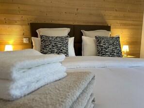 3 bedrooms, desk, iron/ironing board, travel crib - Cristaux Alpine Living | Brand-New 4★ Ski-in/Ski-out, 70m², sleeps 6p., balcony (Le Grand-Bornand)