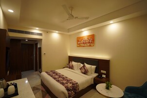 标准房 | 高档床上用品、办公桌、笔记本电脑工作区、遮光窗帘