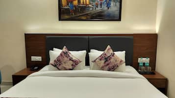 1 habitación, caja de seguridad en la habitación y escritorio