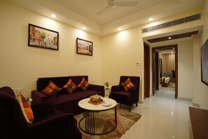 Phòng Suite Junior | Bộ đồ giường cao cấp, bàn, khu vực làm việc phù hợp cho laptop 