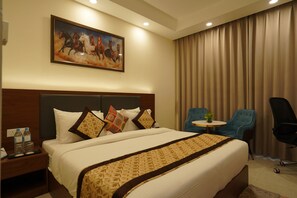 Suite Junior | Seprai premium, meja kerja, dan ruang kerja ramah laptop