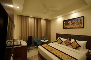 Kamar Deluks | Seprai premium, meja kerja, dan ruang kerja ramah laptop