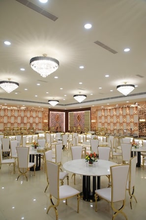 Banquet hall - Hotel Luxe Opera NH8 - 7km from IGI Delhi Airport (New Delhi)