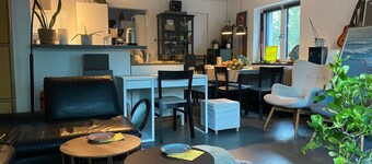 4 PAX Chill Room in Bed & Breakfast Haus Oase Munich. There are pretzels and coffee