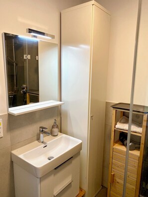 Hair dryer, towels, soap, toilet paper - 4 PAX Chill Room in Bed & Breakfast Haus Oase Munich. There are pretzels and coffee (München)