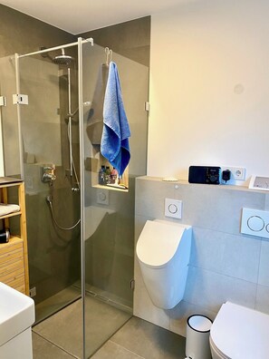 Sèche-cheveux, serviettes fournies, savon, papier toilette