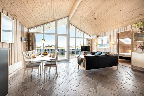 Holiday home with spa and sauna, just 200 meters from the North Sea.