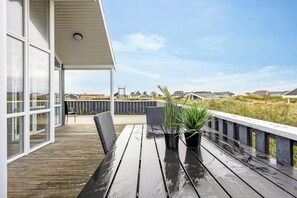 Outdoor dining - Holiday home with spa and sauna, just 200 meters from the North Sea. (Frøstrup)