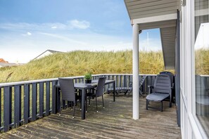 Outdoor dining - Holiday home with spa and sauna, just 200 meters from the North Sea. (Frøstrup)