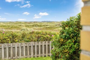 Property grounds - Lovely holiday home with panoramic views of the North Sea. (Frøstrup)