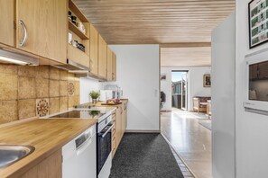 Kjøleskap, ovn, kokeplater og oppvaskmaskin