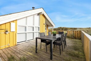 Outdoor dining - Pool house with spa and sauna, 200 meters from the North Sea. (Frøstrup)