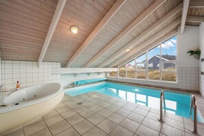 Pool - Pool house with spa and sauna, 200 meters from the North Sea. (Frøstrup)