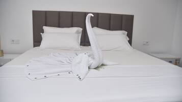 Habitación Deluxe doble, balcón, vistas a la montaña | Cunas (de pago), wifi gratis, ropa de cama