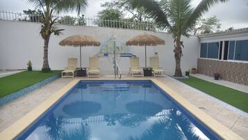 Apartamento familiar, balcón, vistas a la piscina | Cunas (de pago), wifi gratis, ropa de cama