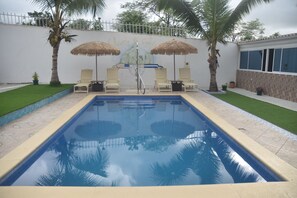 Appartement Familial, balcon, vue piscine