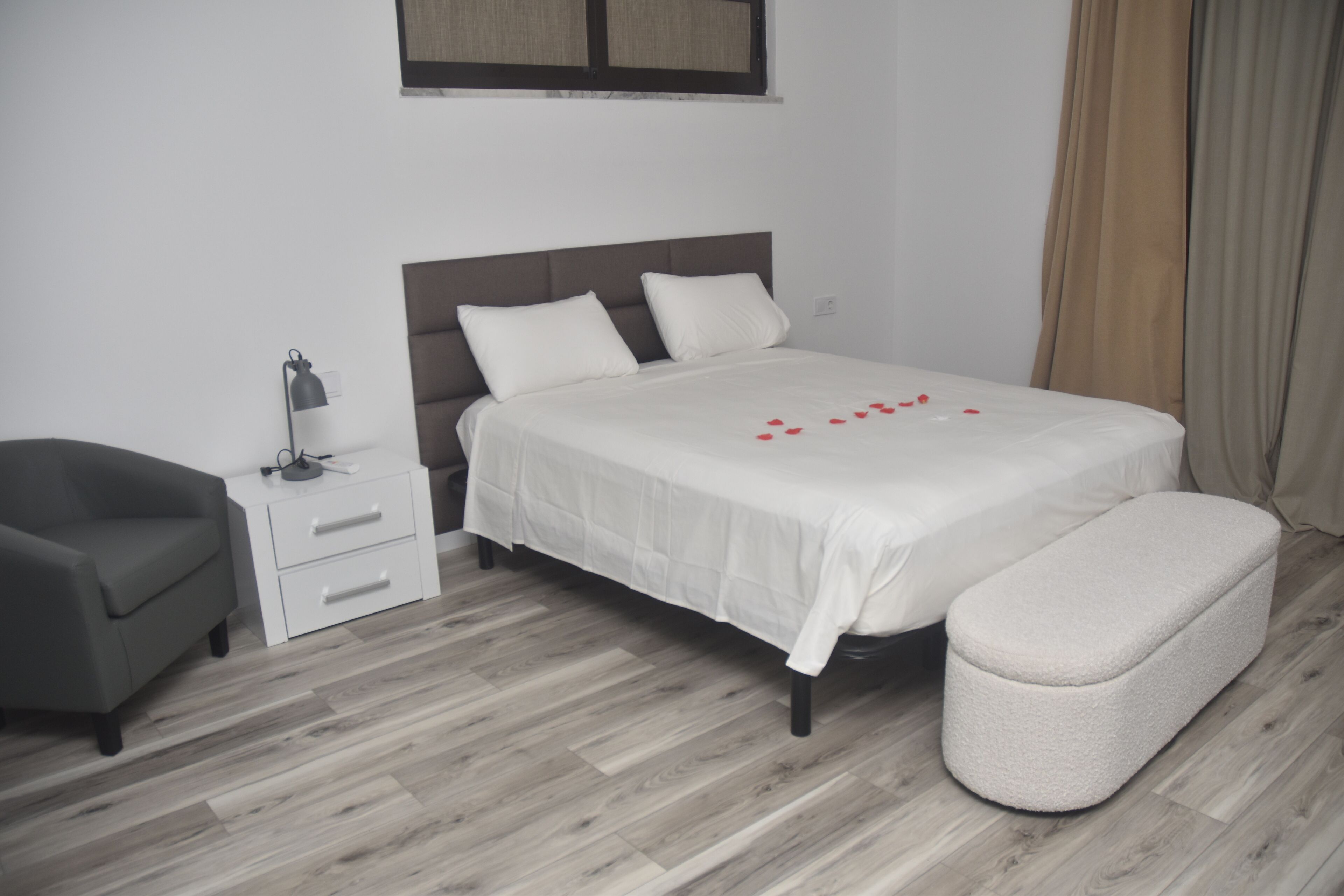 Deluxe-Doppelzimmer, Balkon, Bergblick | Babybetten, kostenloses WLAN, Bettwäsche