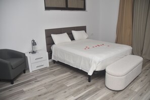 华丽双人房, 阳台, 山景 | 婴儿床、免费 WiFi、床单