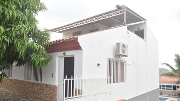 Departamento familiar, balcón, vista a la alberca | Cunas, wifi gratis y ropa de cama