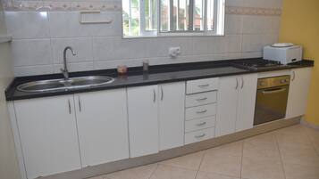 Apartamento familiar, balcón, vistas a la piscina | Cunas (de pago), wifi gratis, ropa de cama