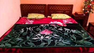 Deluxe Double Room, Marina View | Soundproofing, iron/ironing board, free WiFi