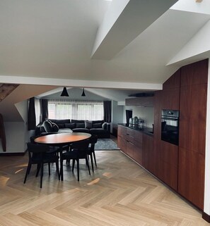 Premium appartement, 2 slaapkamers | Privékeuken | Een koelkast met diepvriezer, een oven, een kookplaat, een vaatwasser