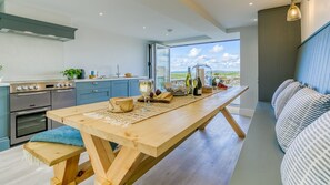 Réfrigérateur, micro-ondes, four, lave-vaisselle