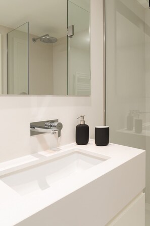 Shower, hair dryer, towels - Urban Stylish Studio with Balcony by HostWise (Porto)